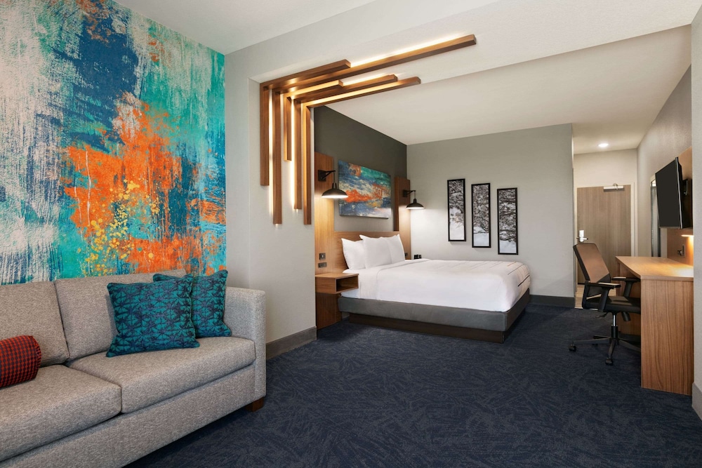 La Quinta Inn and Suites by Wyndham College Station North 11/32