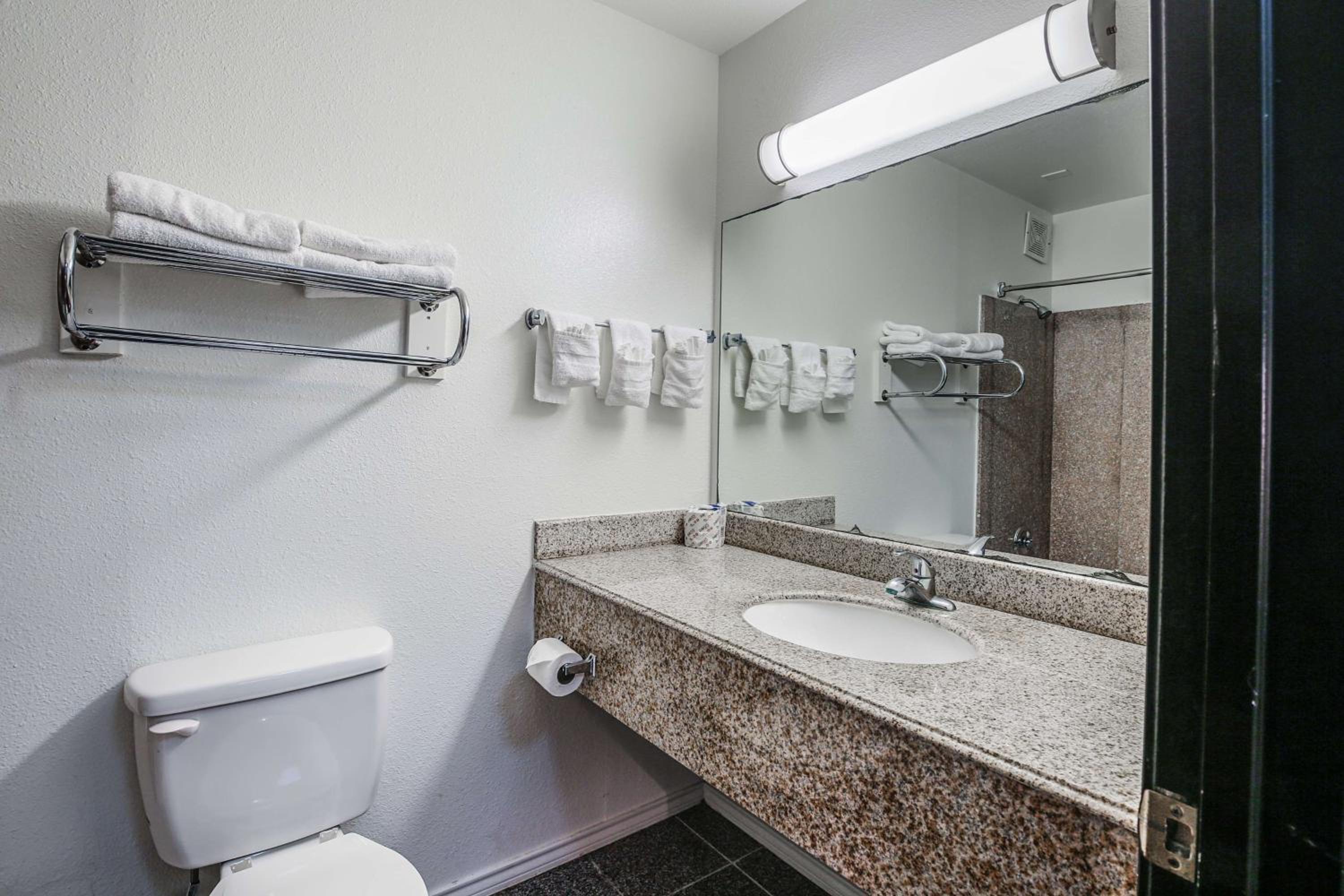 2 Queen Beds - Non-Smoking, Motel6 Pasadena, TX 8/10