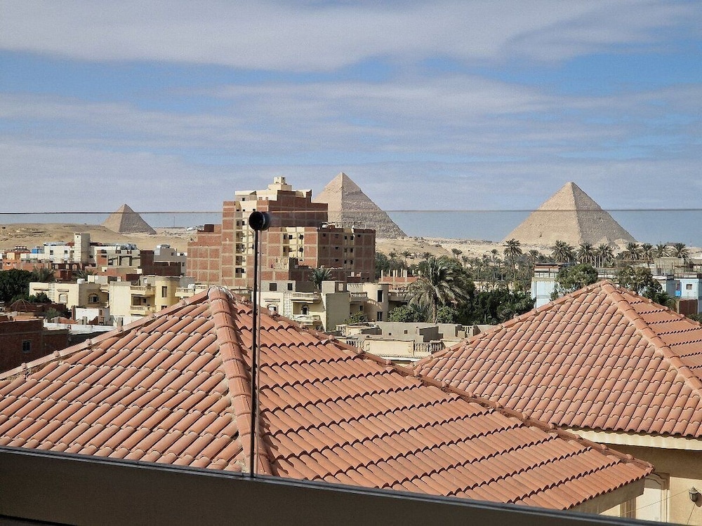 Pyramids Oasis Hotel 46/48