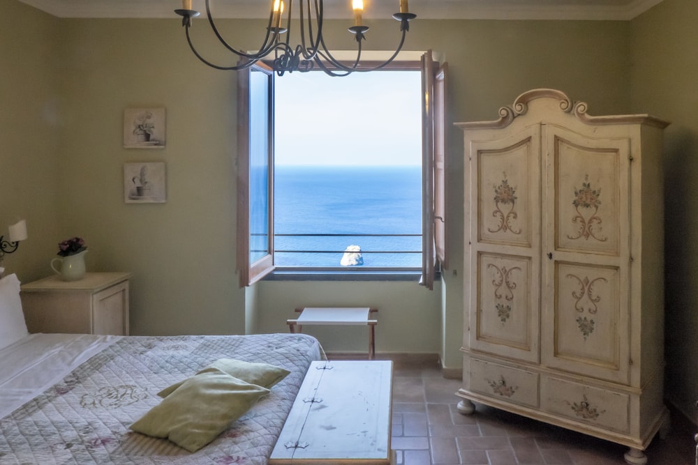 ROOM, DOUBLE BED