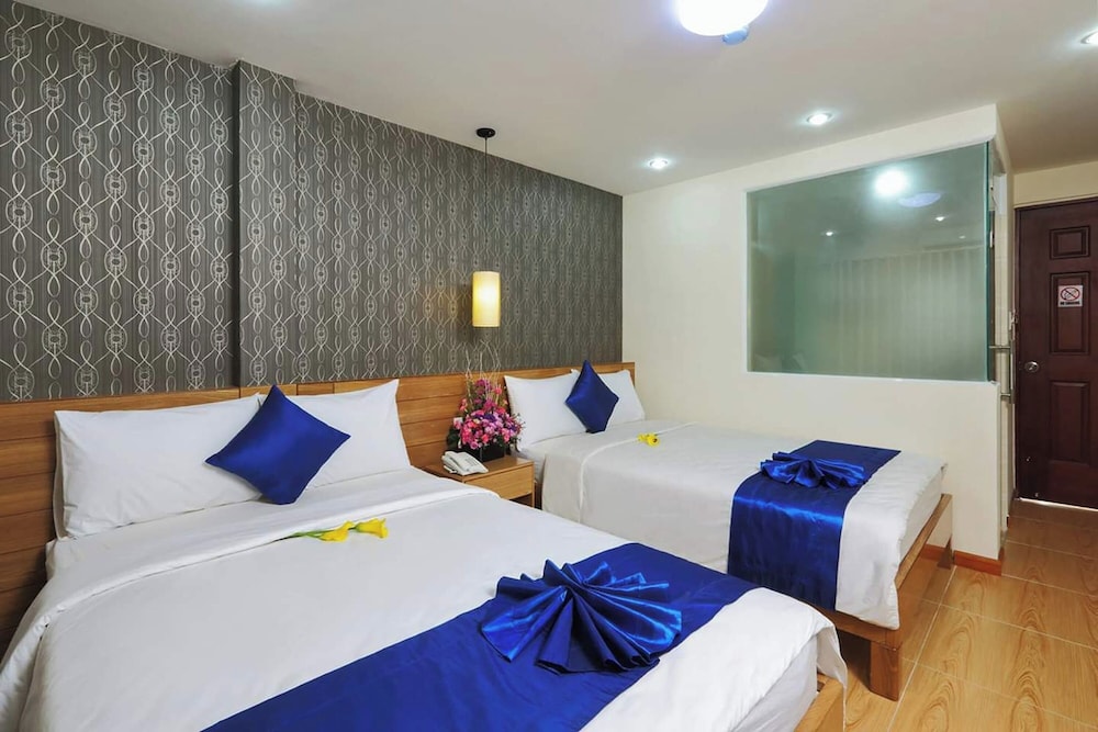 ROOM, QUADRUPLE