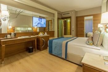 FAMILY ROOM 2 BEDROOMS
