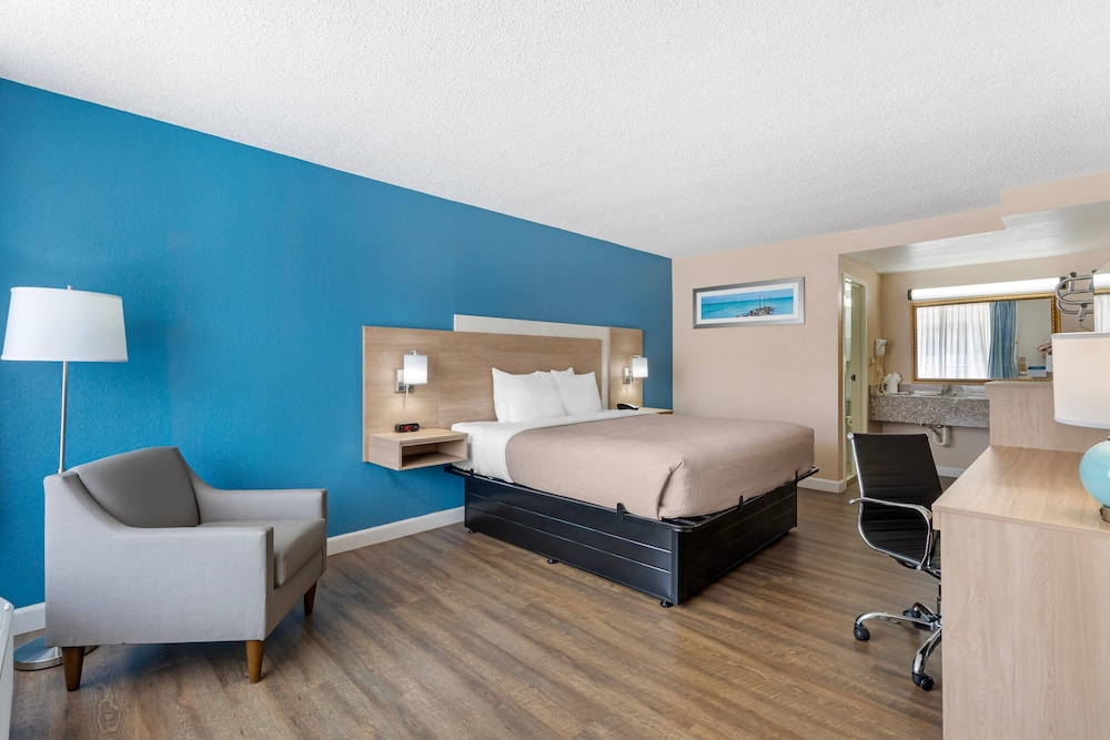 Room, King Bed, Quality Inn & Suites Conference Center 5/7