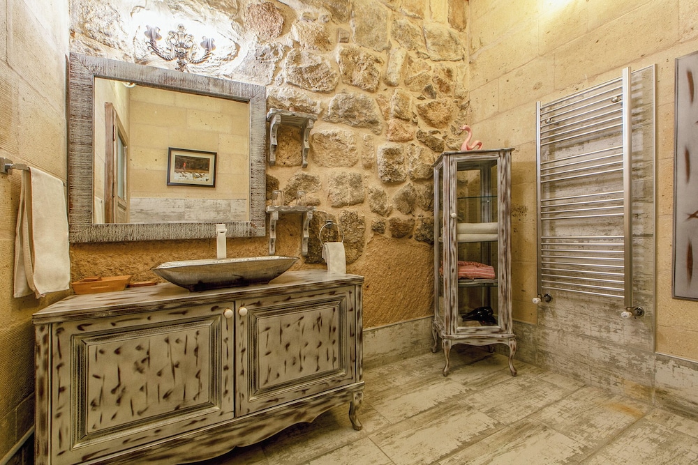 Karlik Cave Suite 6/50