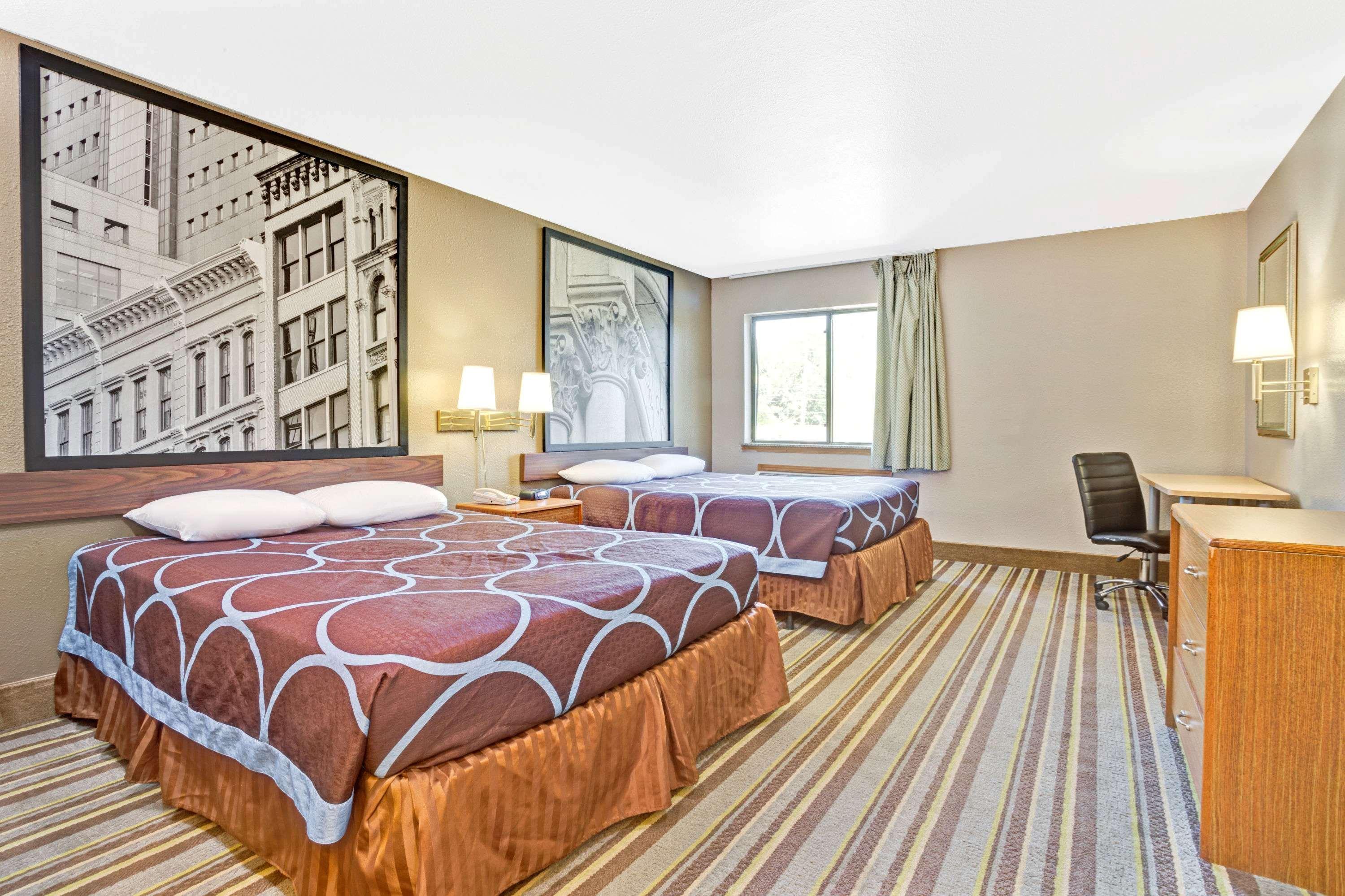 Super 8 by Wyndham Louisville Airport 10/16