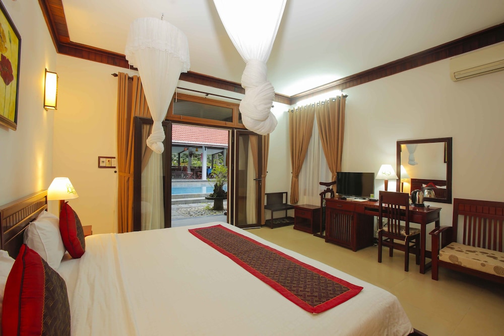 Superior, Twin Beds, Pool Side