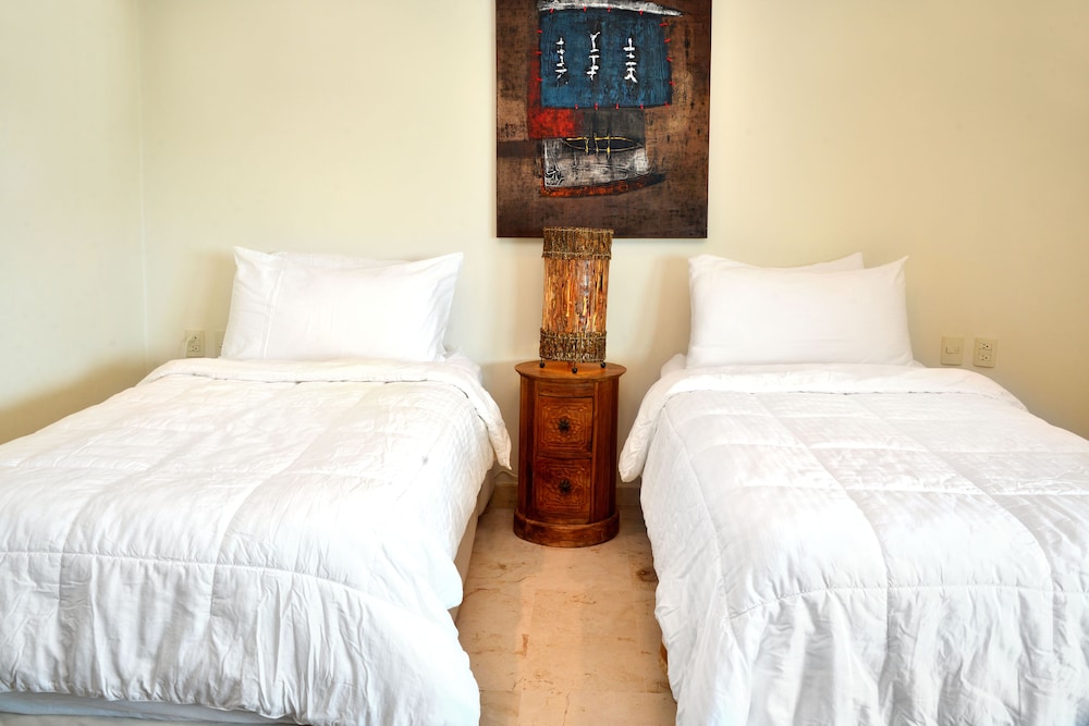El Taj Oceanfront & Beachside Condo Hotel 16/74