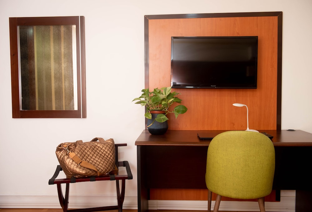La Cresta Inn Hotel 24/34