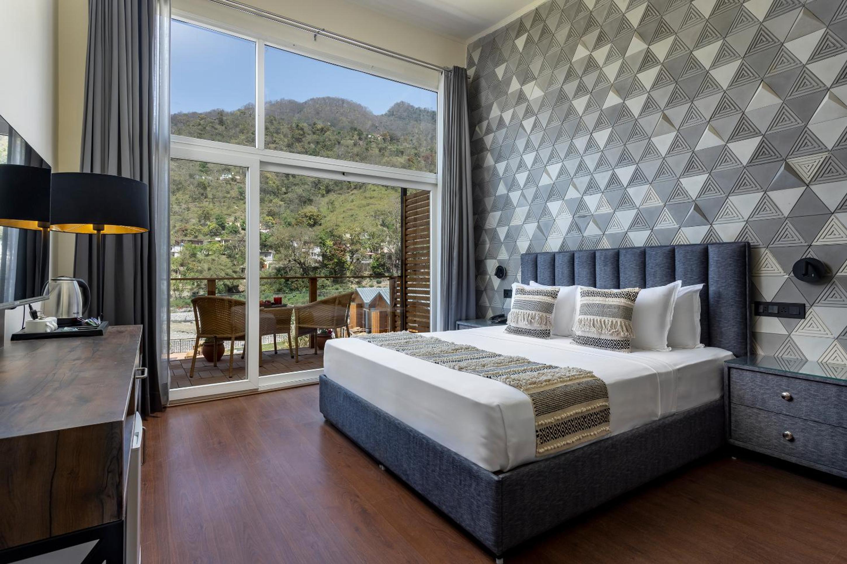 Deluxe, Queen Bed, River View