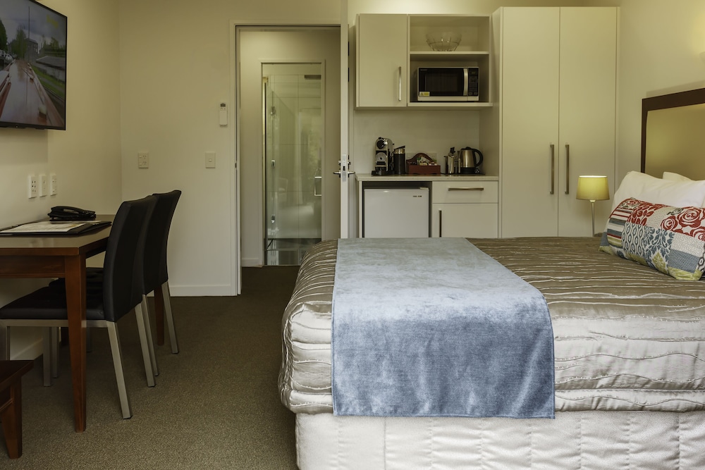 Delorenzo S Studio Apartments 32/72