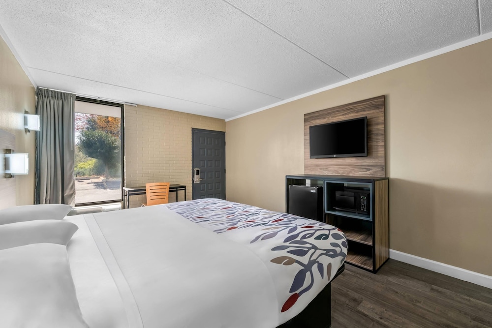 غرفة قياسية بسرير كينج، Rodeway Inn Charlotte South 3/9