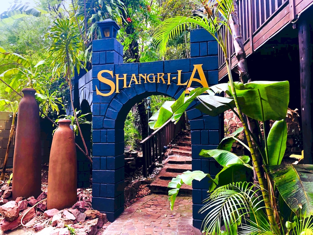 Shangri-La Country Hotel 42/50
