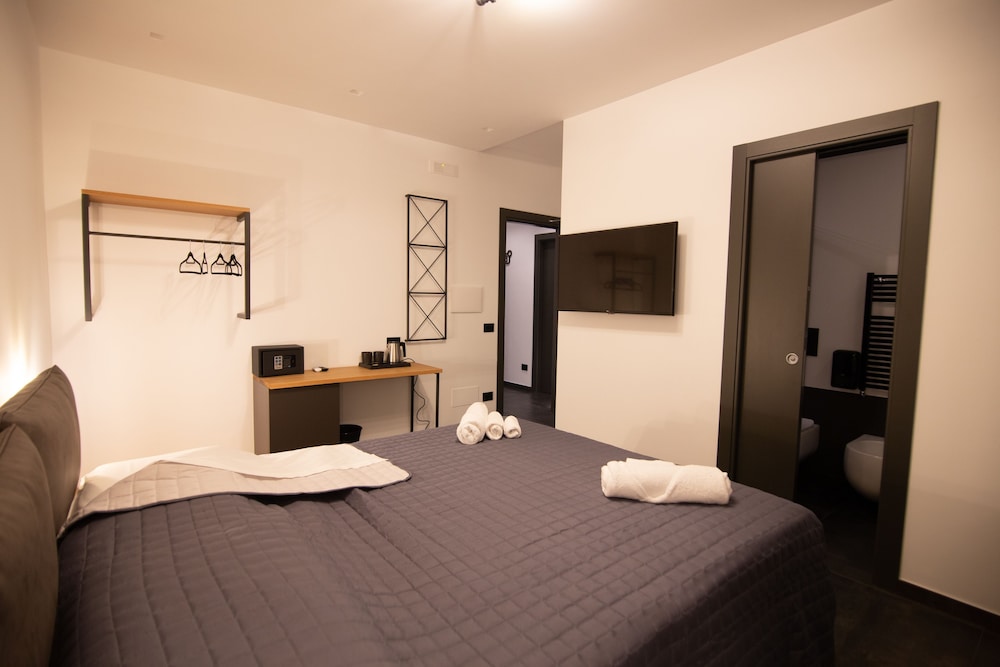 DELUXE, QUEEN BED