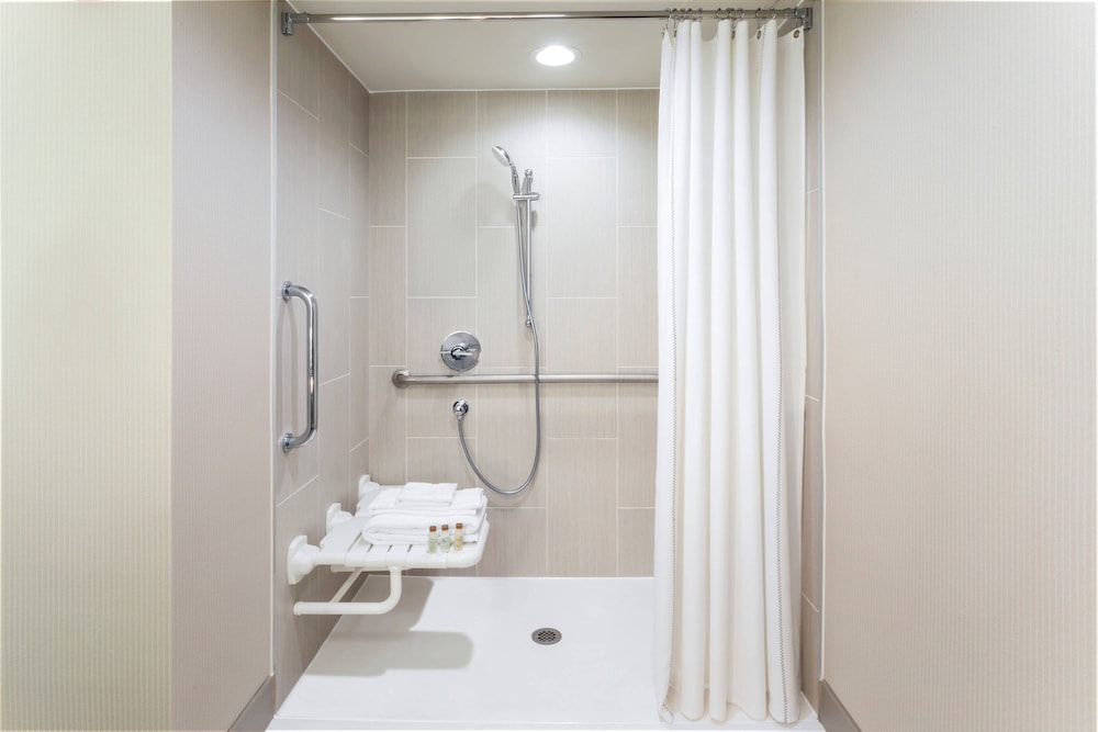 Delta Hotels by Marriott Philadelphia Airport 8/48