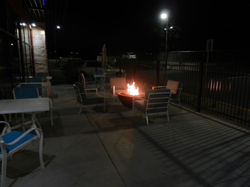 Holiday Inn Express Suites Phoenix West Buckeye 57/59