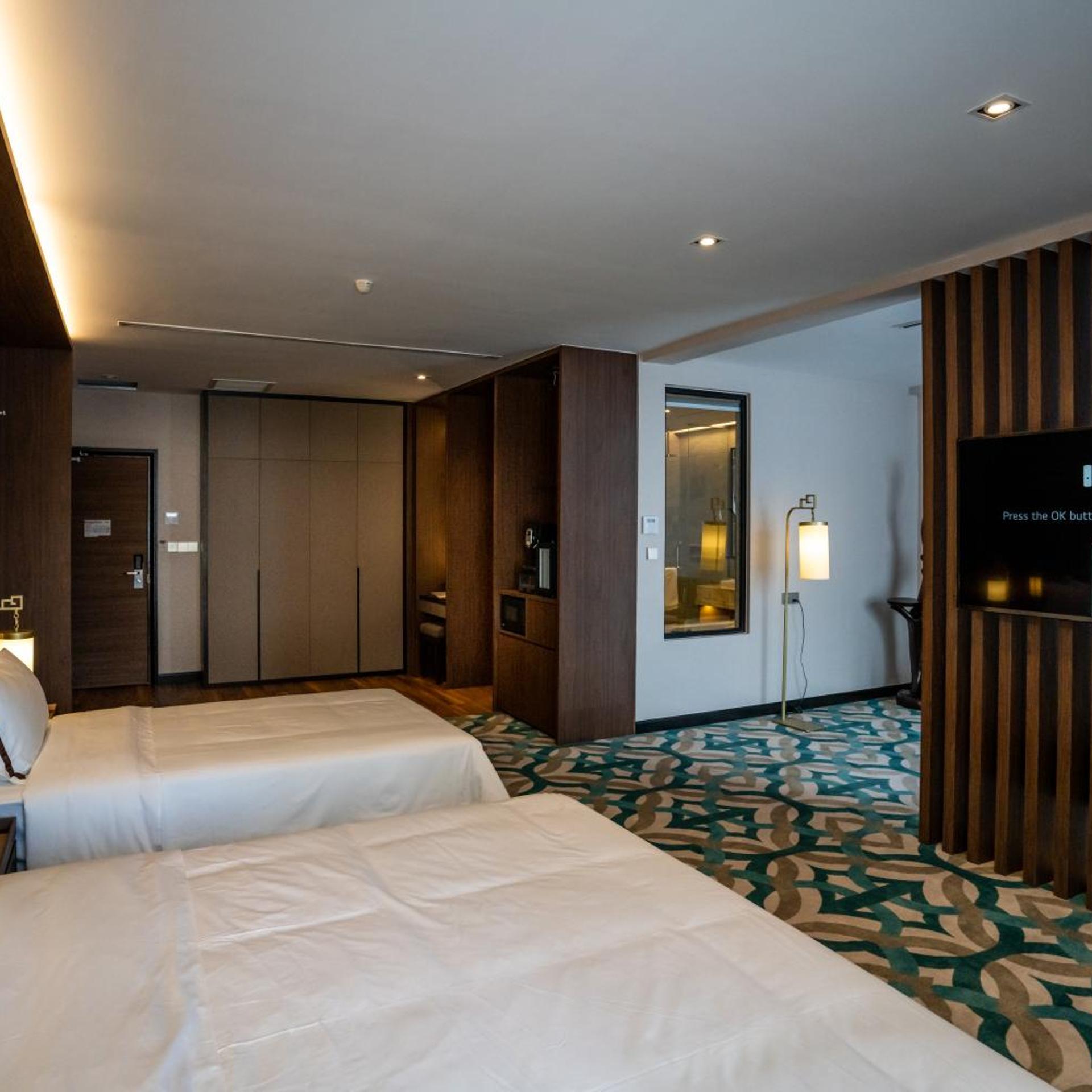 CHRISTEE SUITES 15/37
