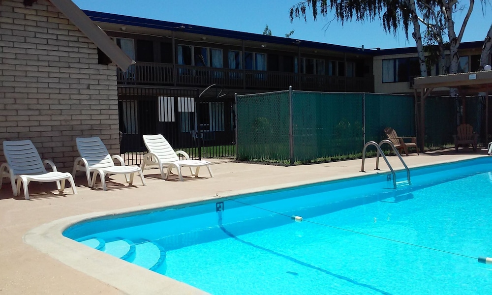 Motel Oasis Inn 38/56