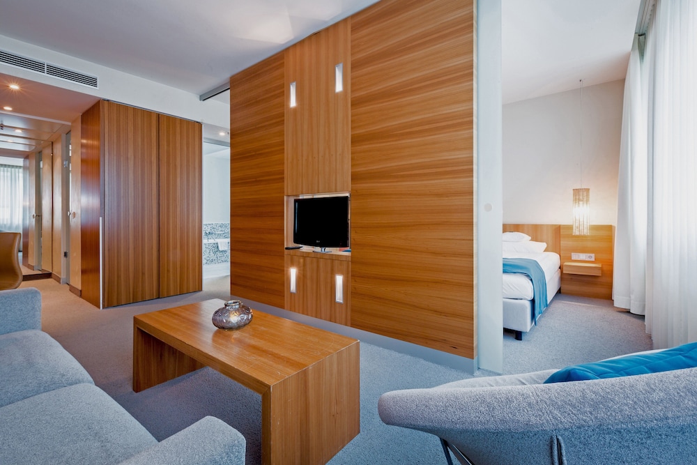 Lindner Hotel Berlin Ku'damm, part of JdV by Hyatt 51/67