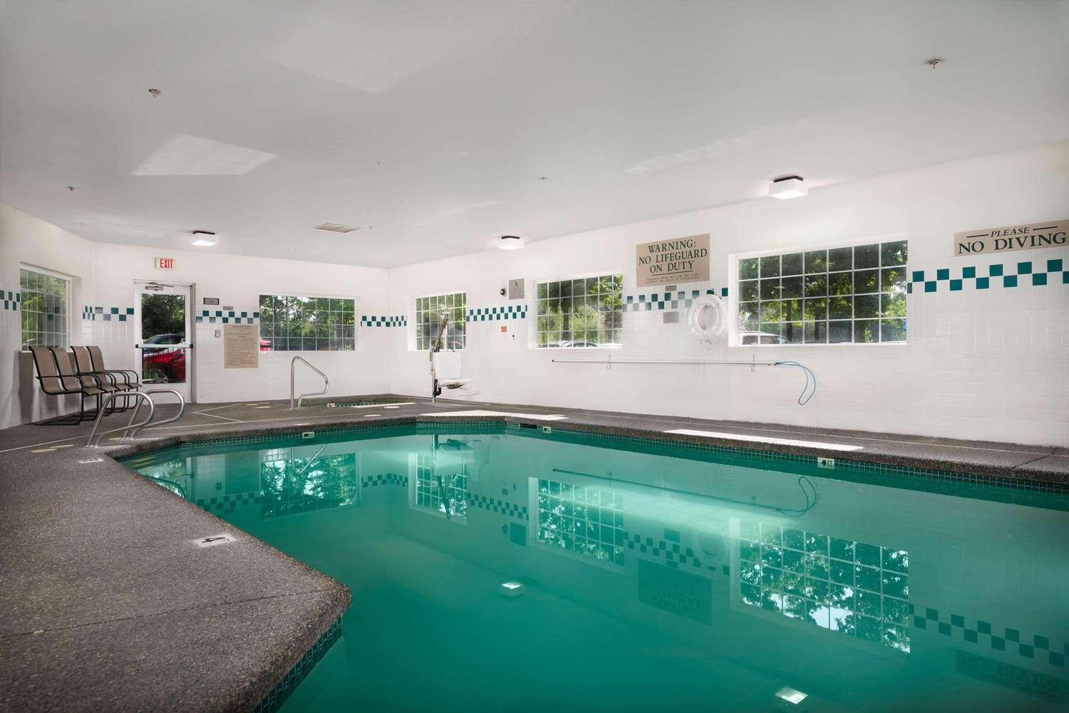 Country Inn & Suites by Radisson, Portland International Airport, OR 19/31