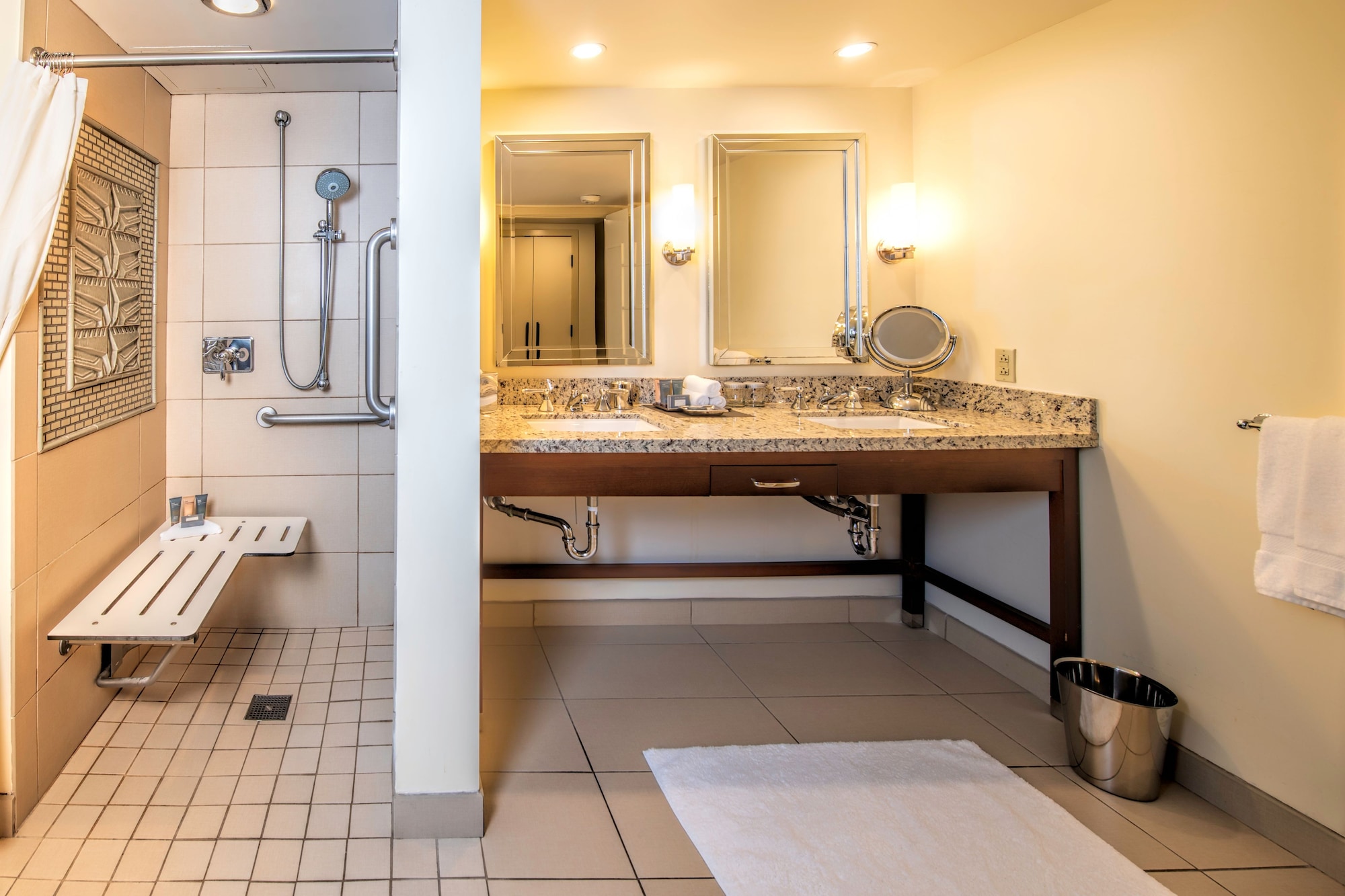 CLUB, KING BED, ACCESSIBLE