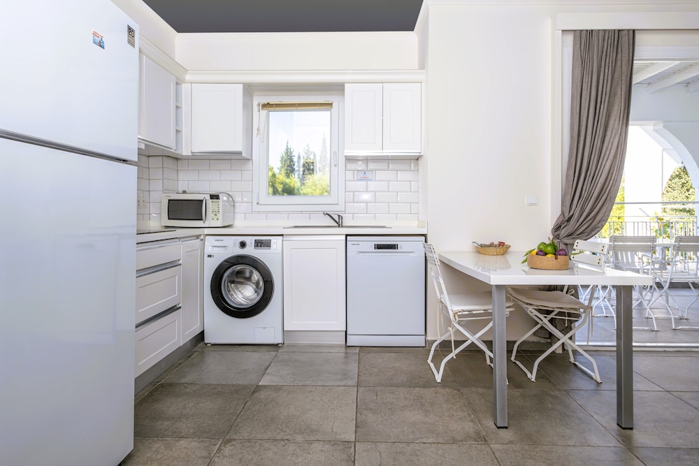 2 Bedrooms, Condo, Family, Twin Beds, Pool View, 2 Bathrooms, Sofa، Muskebi Apart 3/3