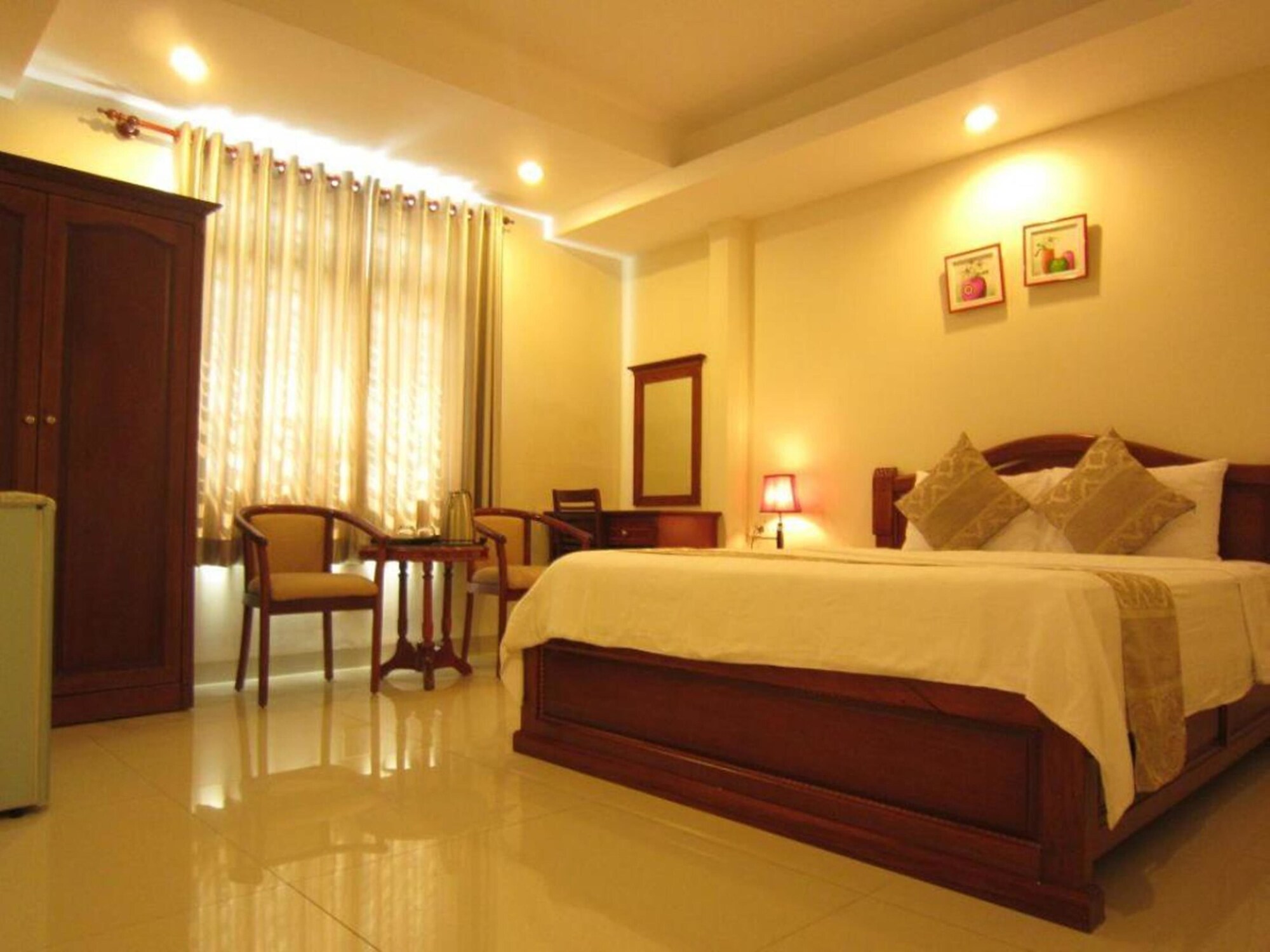 DELUXE, QUEEN BED