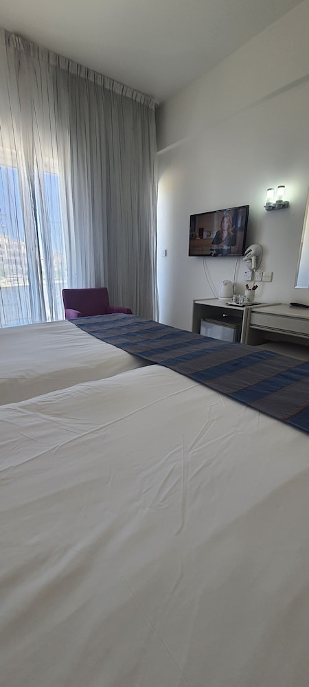 Silver Sands Beach Hotel 9/50