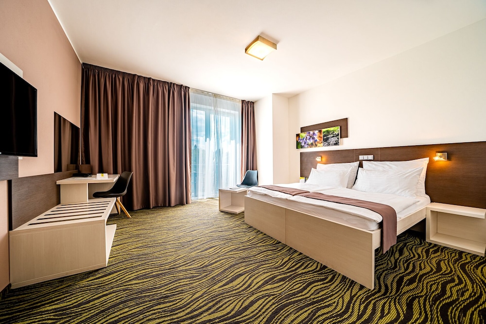 PLUS, DELUXE, DOUBLE BED