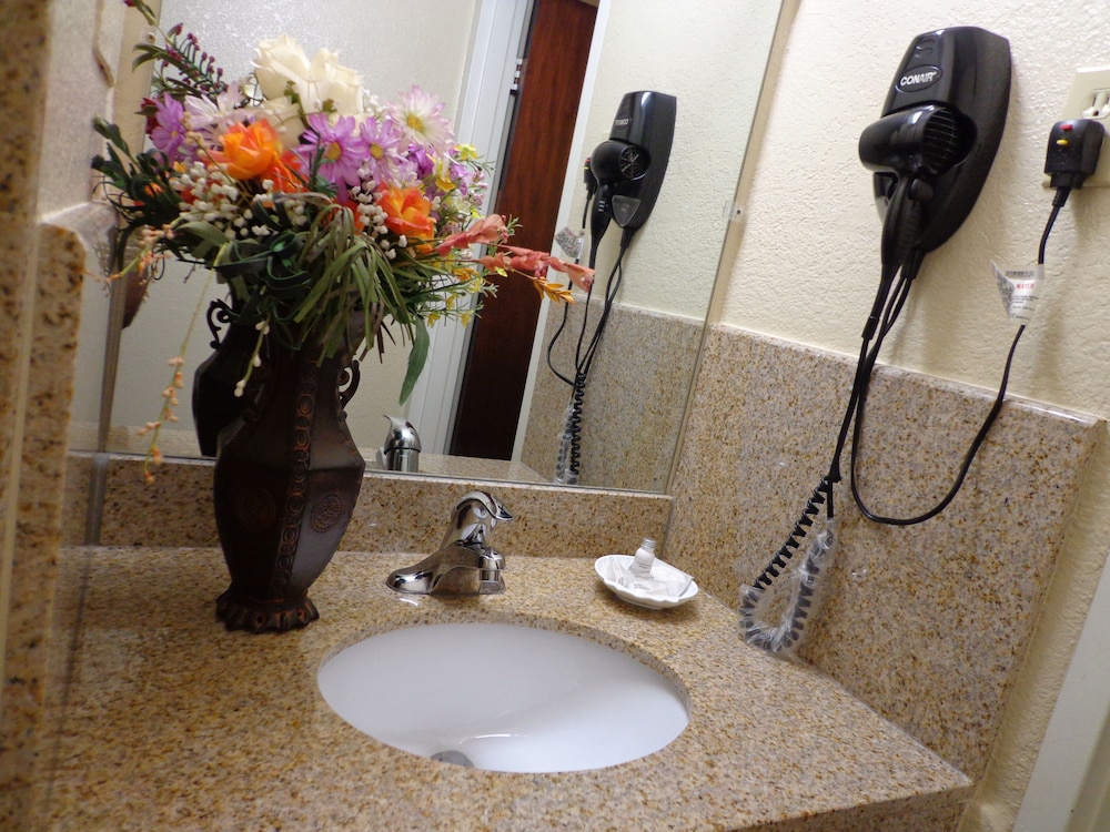 Economy Inn Express Warren 23/47