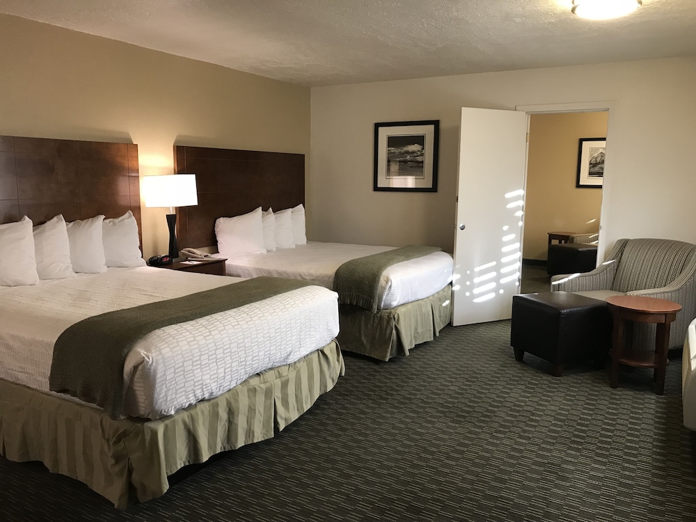 Adjoining, Deluxe, 2 Queen Beds