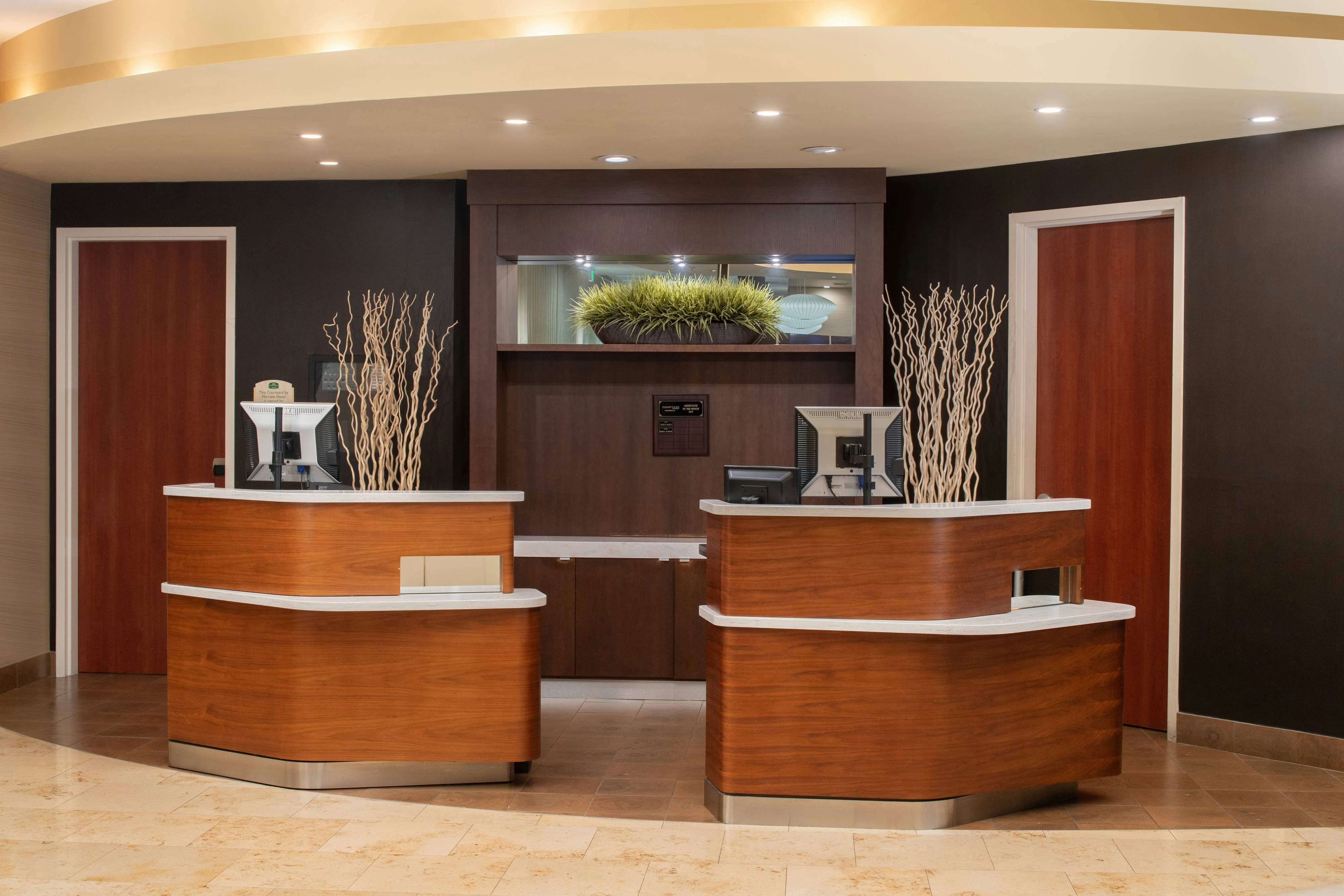 Lobby at Courtyard By Marriott Cal Expo, SACRAMENTO - CA