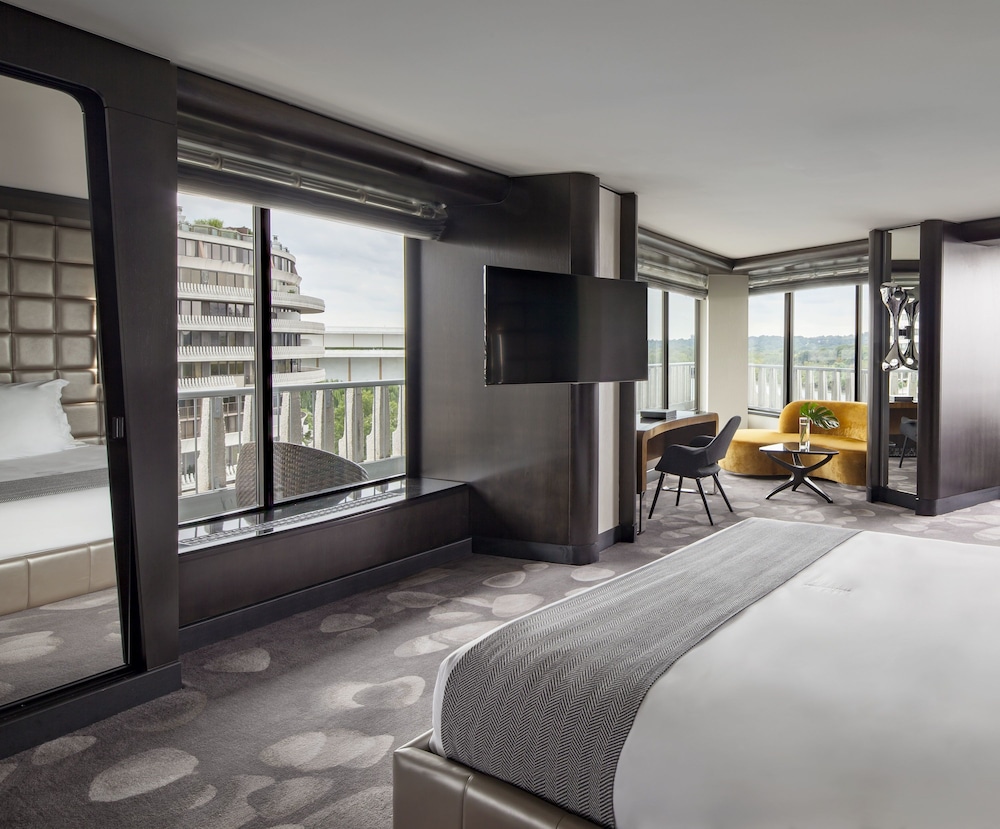Ambassador, Suite, King Bed