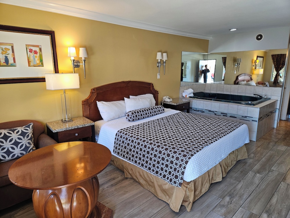 Fullerton Inn 8/53
