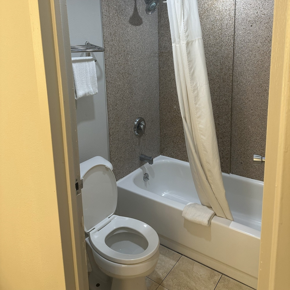 Red Roof Inn Media 17/20