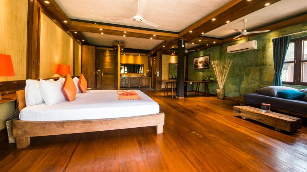 Grand, Lotus, Double Bed