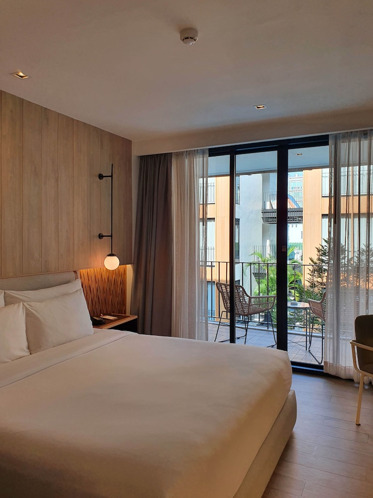JUNIOR SUITE, KING BED, POOL VIEW, BALCONY