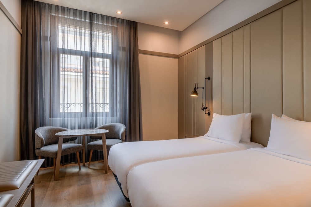 غرفة قياسية بسريرين منفصلين
