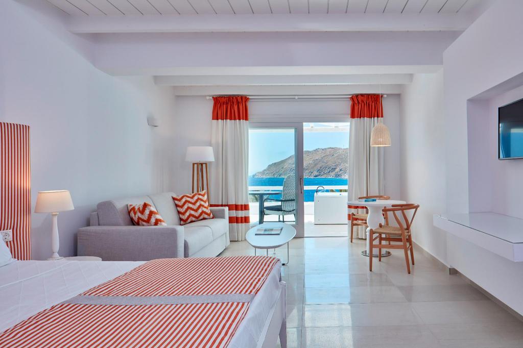 جناح شهر العسل بسرير كوين بإطلالة على البحر بجاكوزي