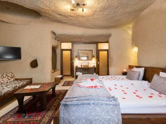 Cave, Junior Suite, Queen Bed, Hot Tub