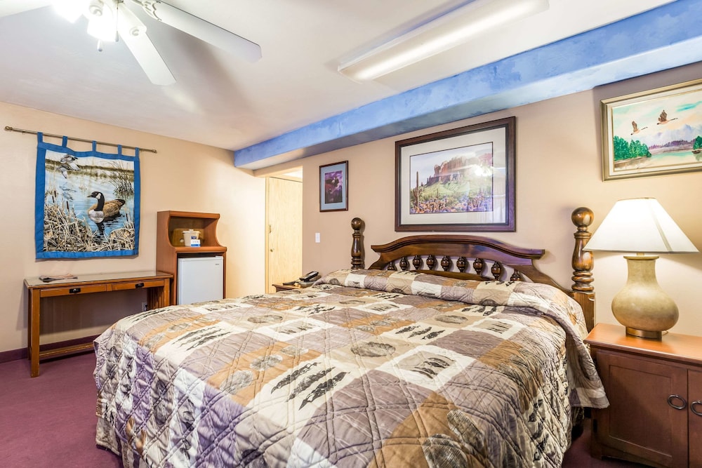 غرفة قياسية بسرير كينج، Rodeway Inn And Suites Big Water Antelope Canyon 2/7