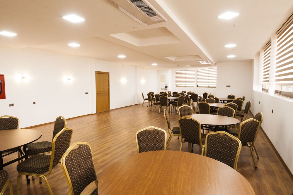 Majura Hotel 38/50
