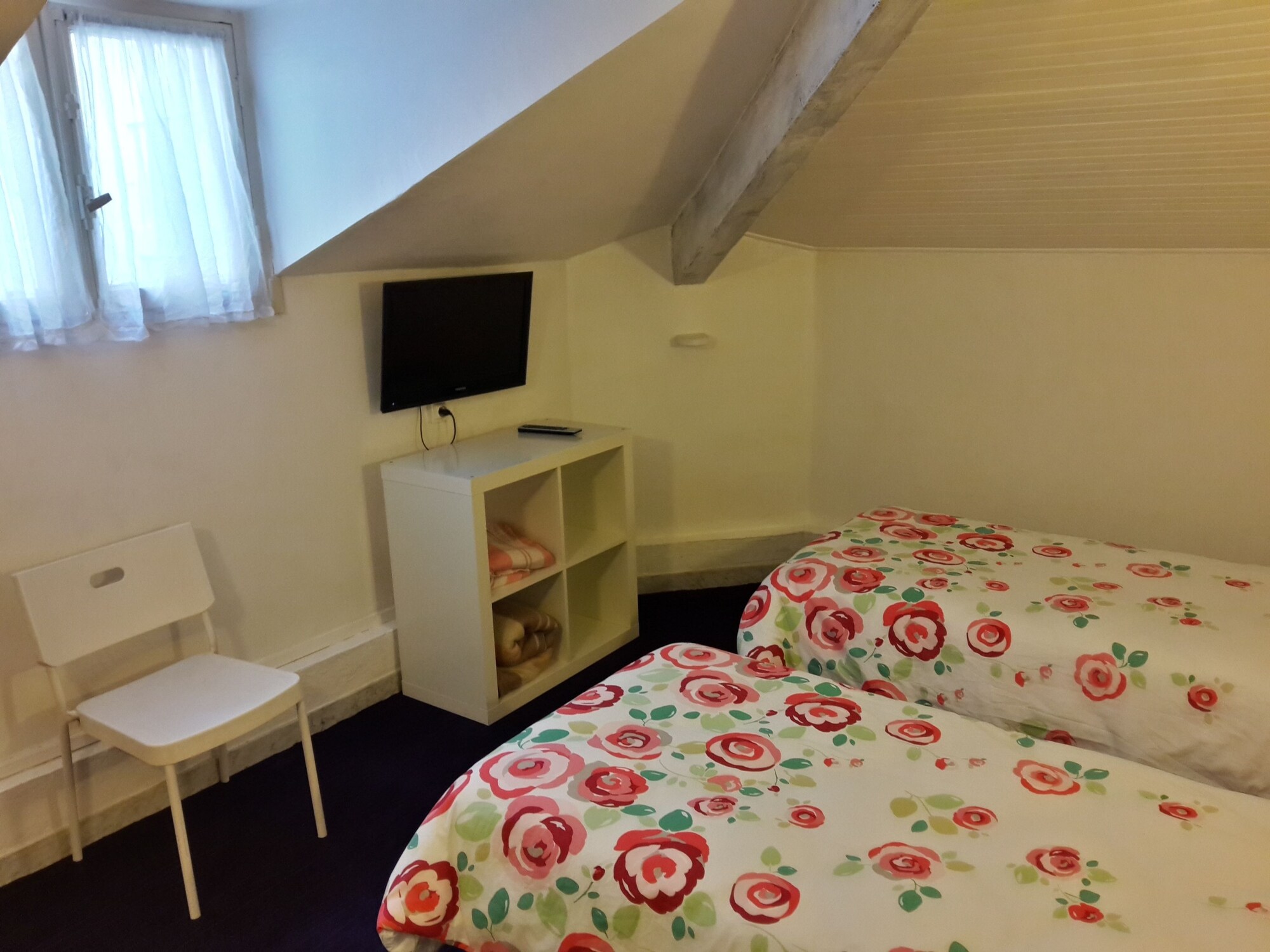 ECONOMY, TWIN BEDS, SHARED BATHROOM