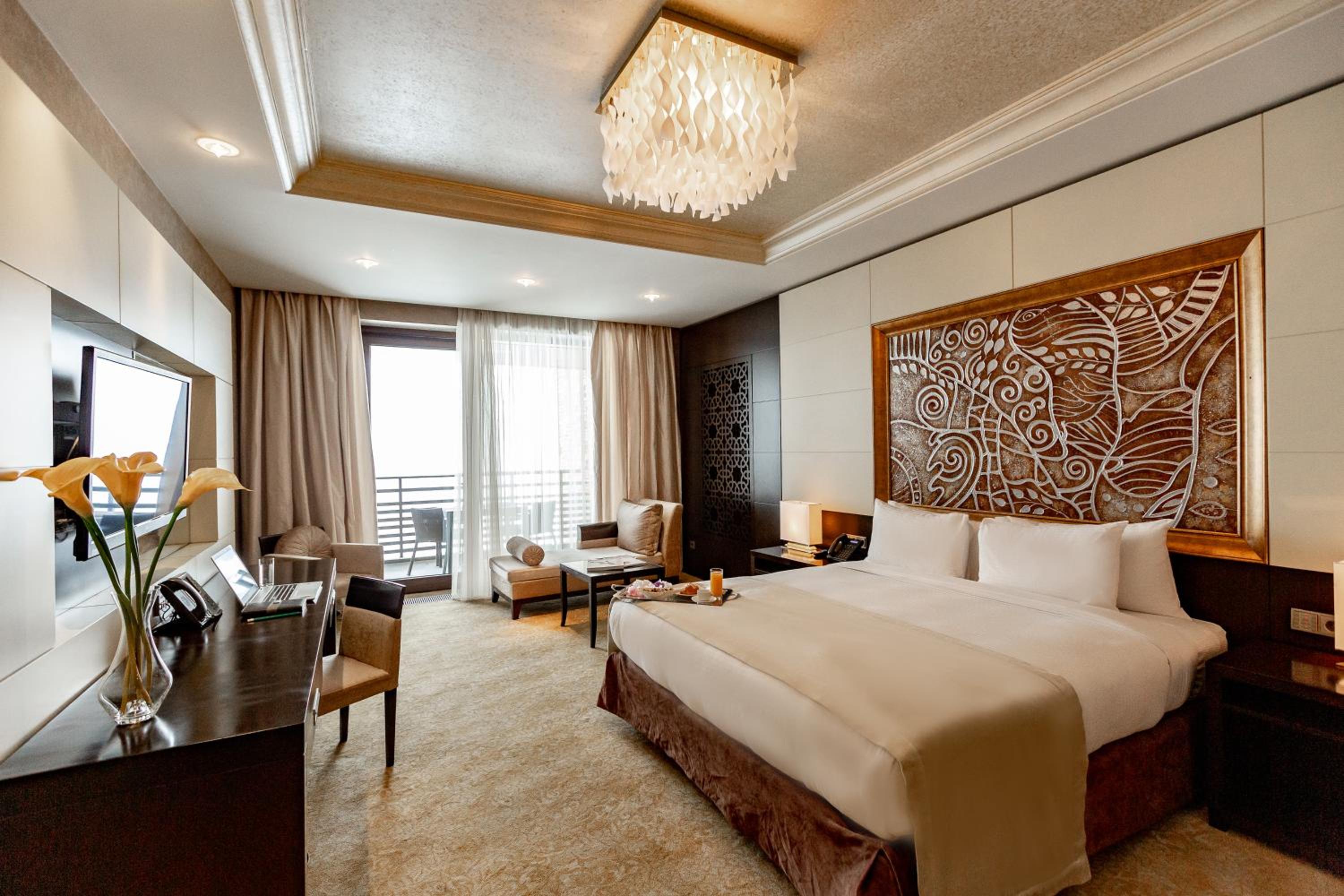 Deluxe, King Bed, Queen Bed, Plaza View