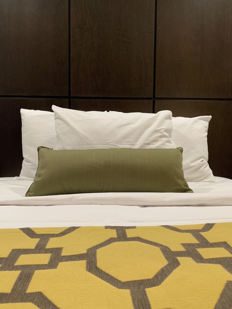 Voyage Hotel 8/15