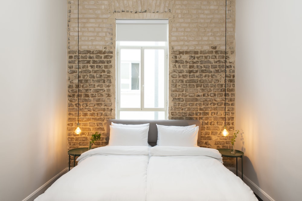BUSINESS, DOUBLE OR TWIN BED