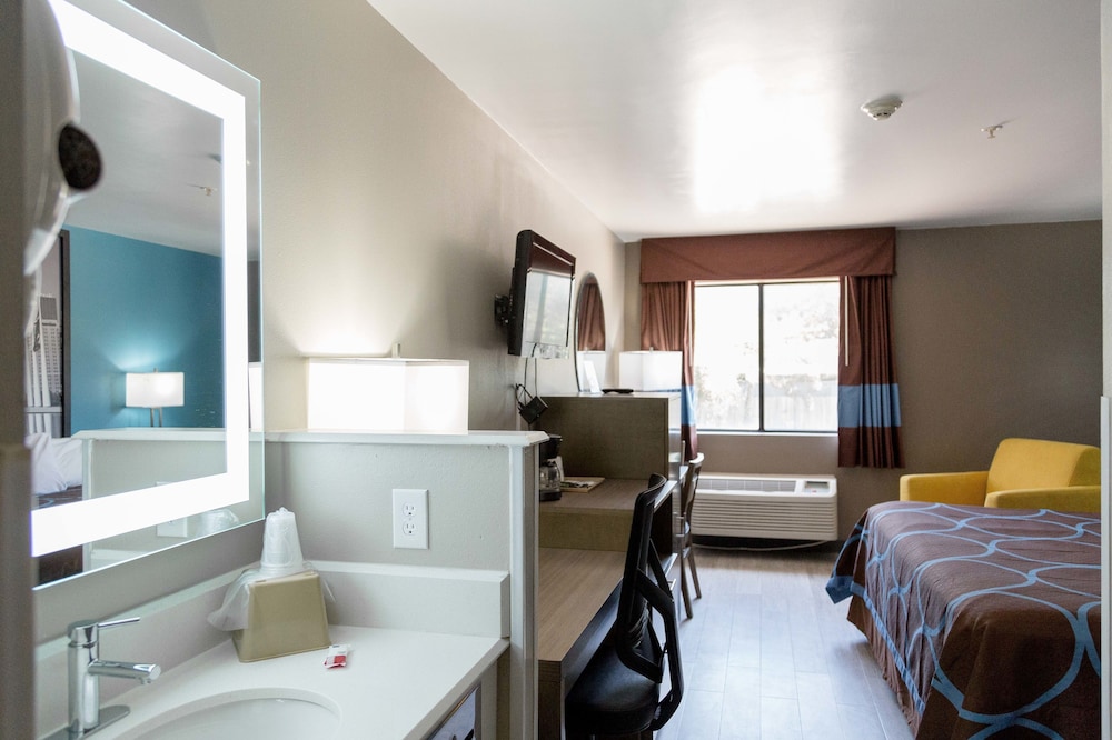 Super 8 by Wyndham Waxahachie TX 22/41