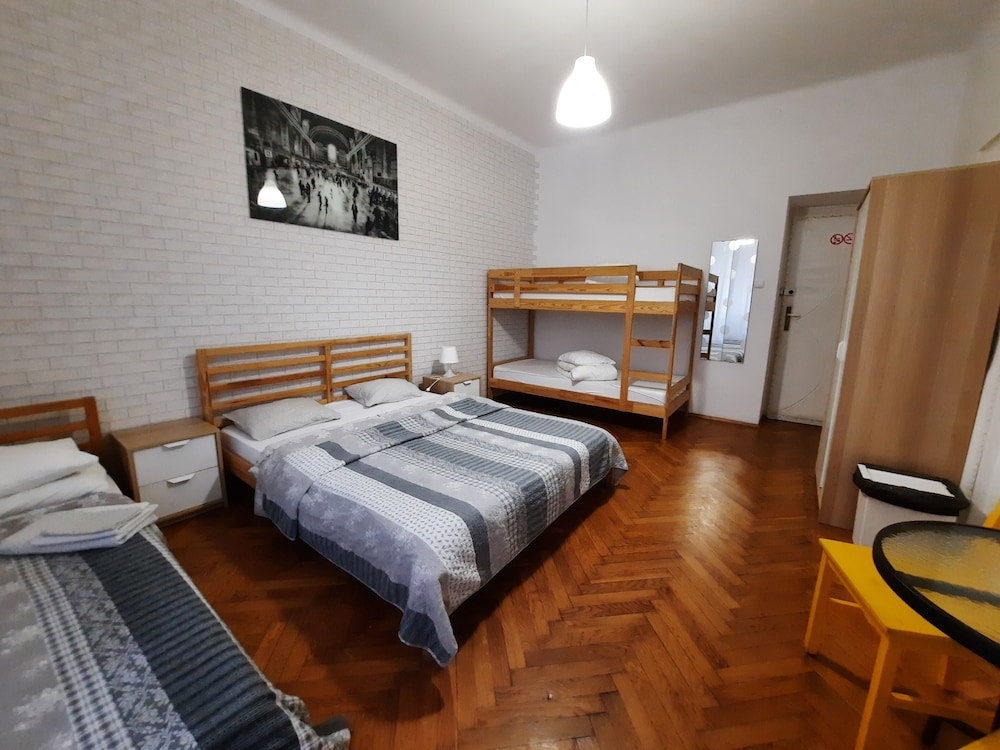 FAMILY, MULTIPLE BEDS