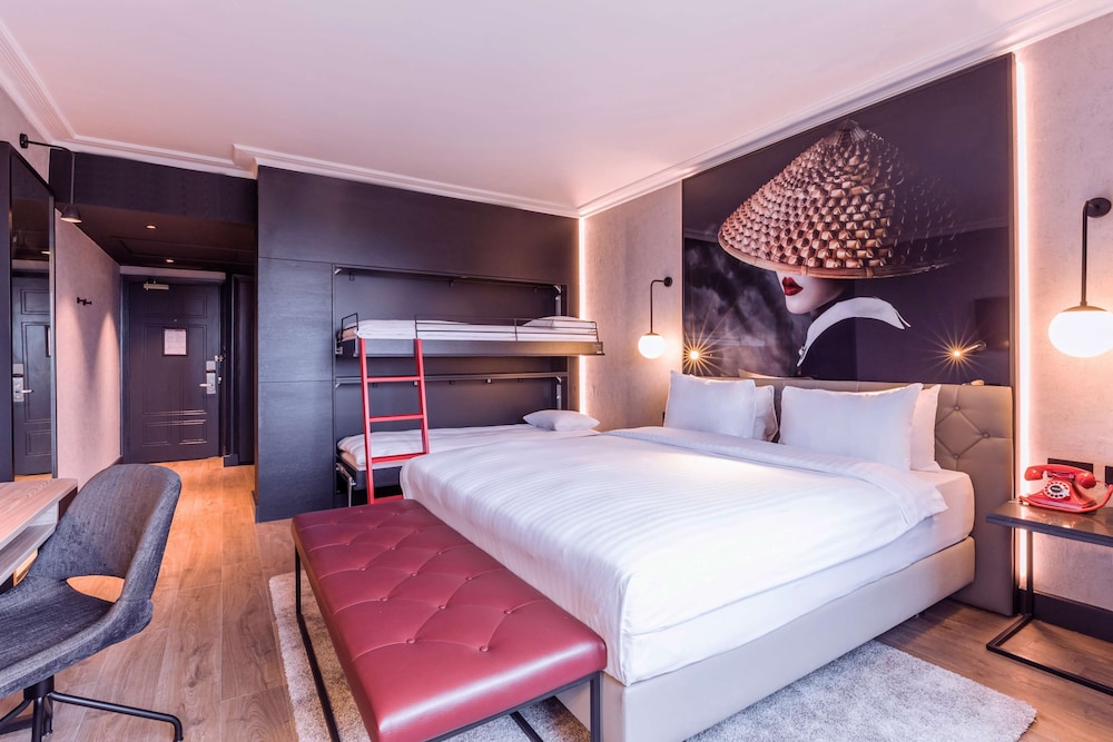 Radisson Red London Heathrow 25/64