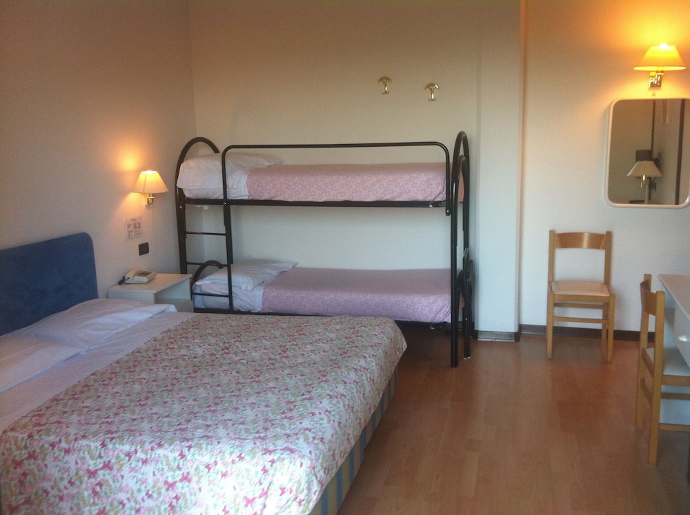 ROOM, QUADRUPLE