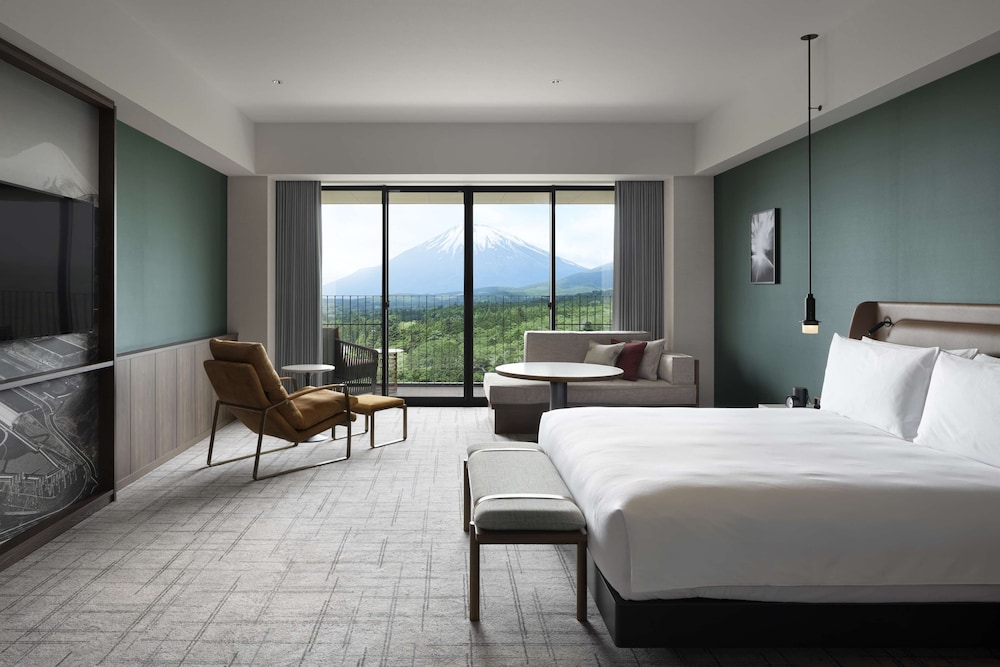 Deluxe, King Bed, Fountain View